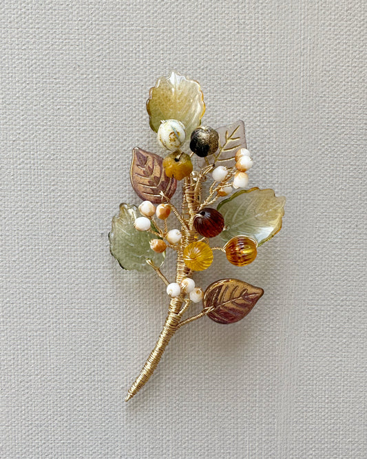 Luxurious foliage brooch in Autumn