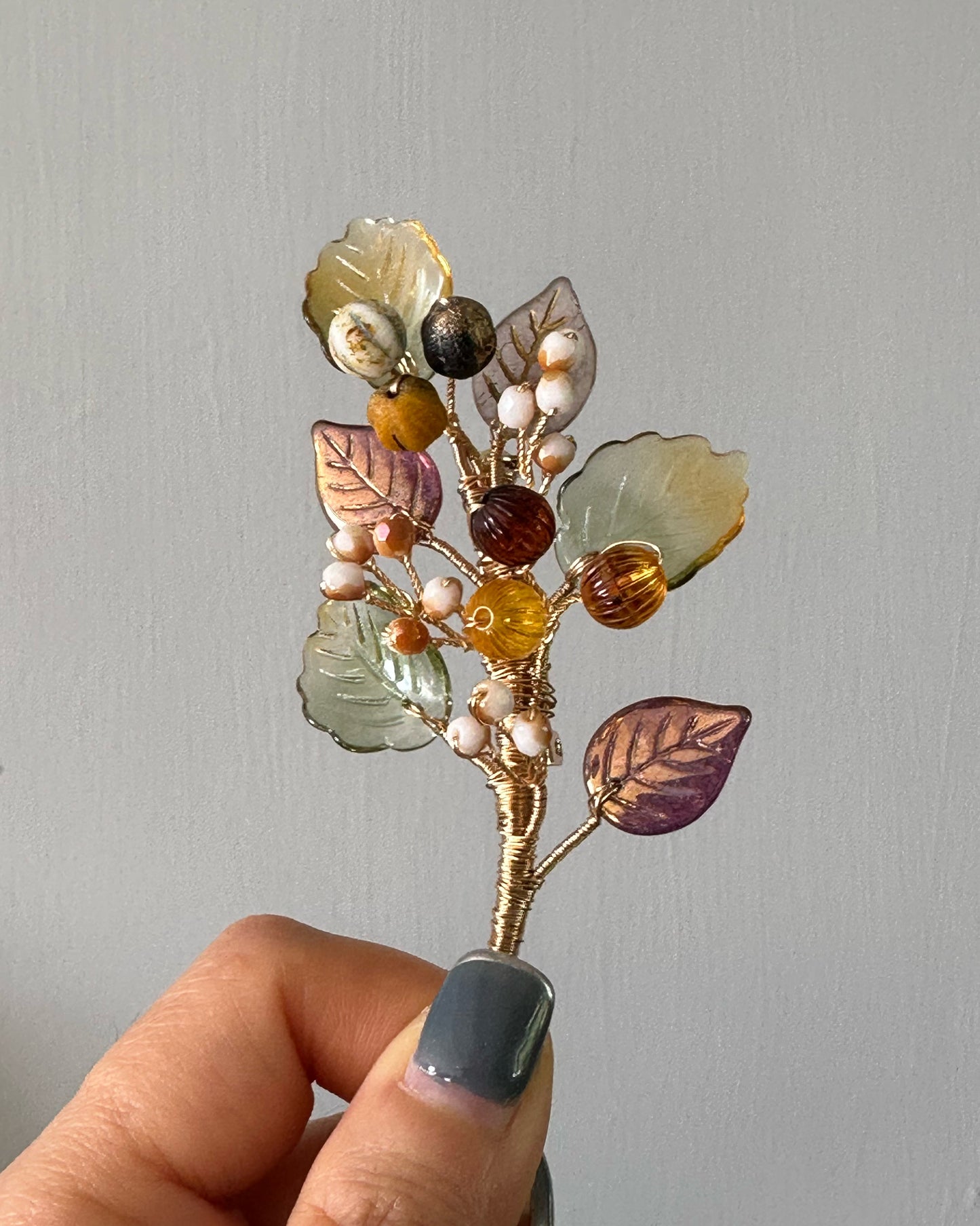 Luxurious foliage brooch in Autumn