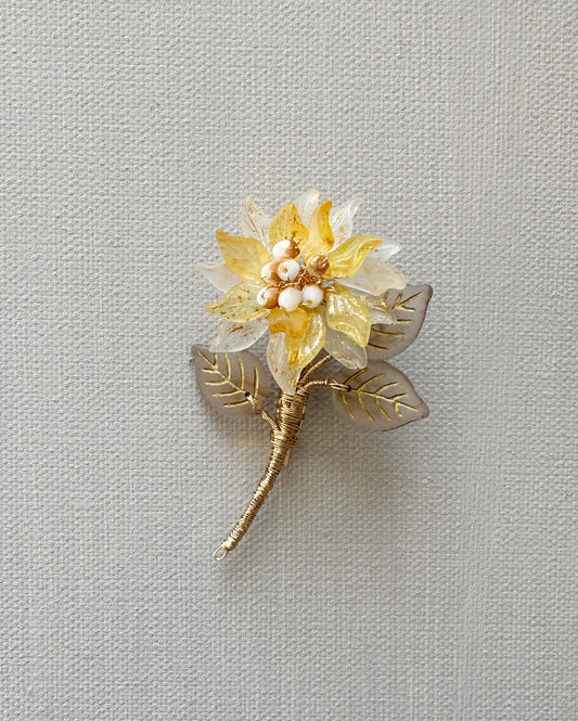 Sonnet of dahlia small flower brooch in yellow