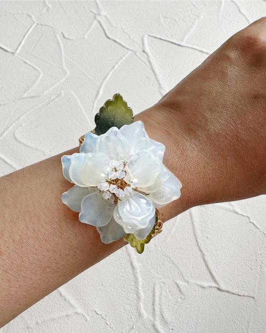 The new peony everyday bangle in milky white