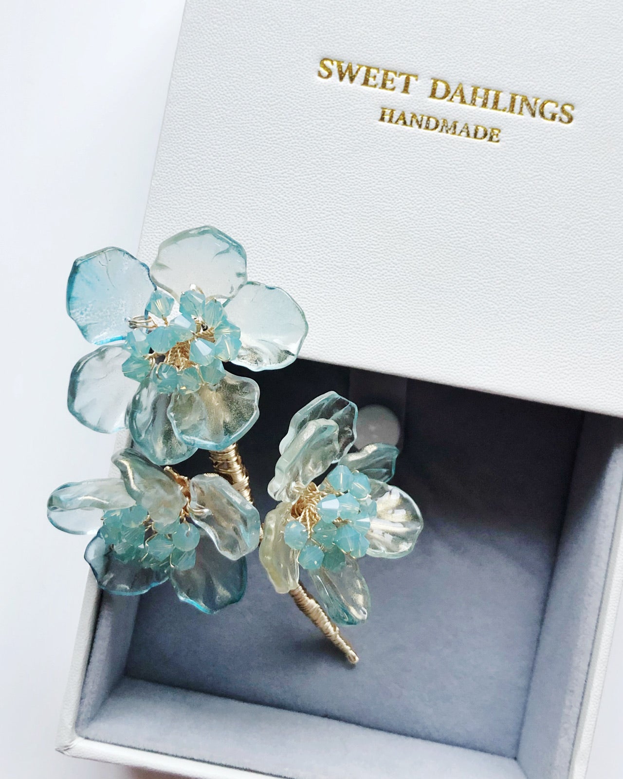 《The Sisters》Festive floral brooch in aqua