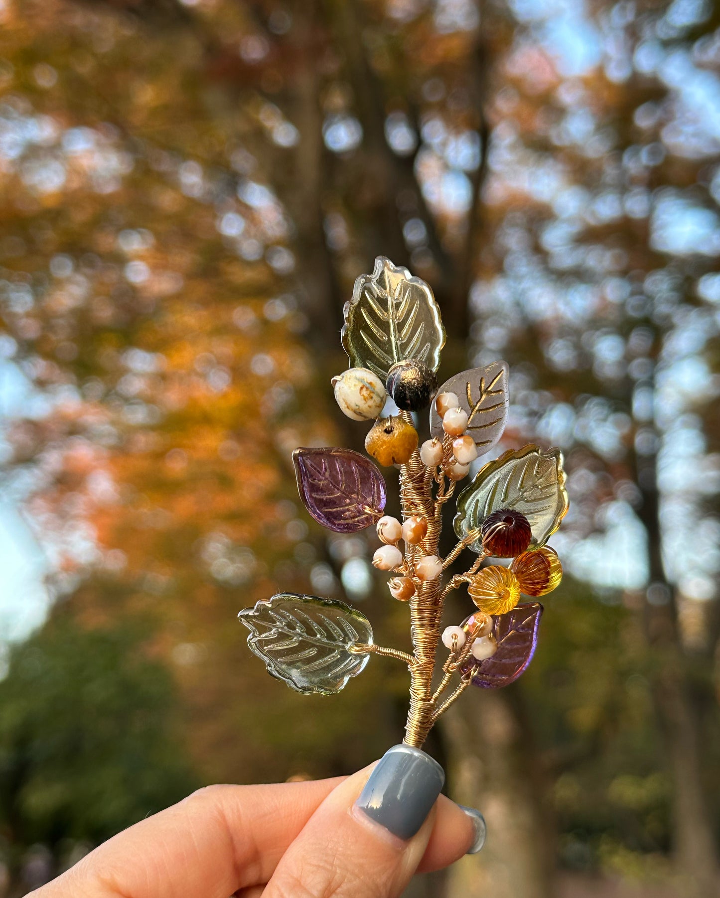 Luxurious foliage brooch in Autumn