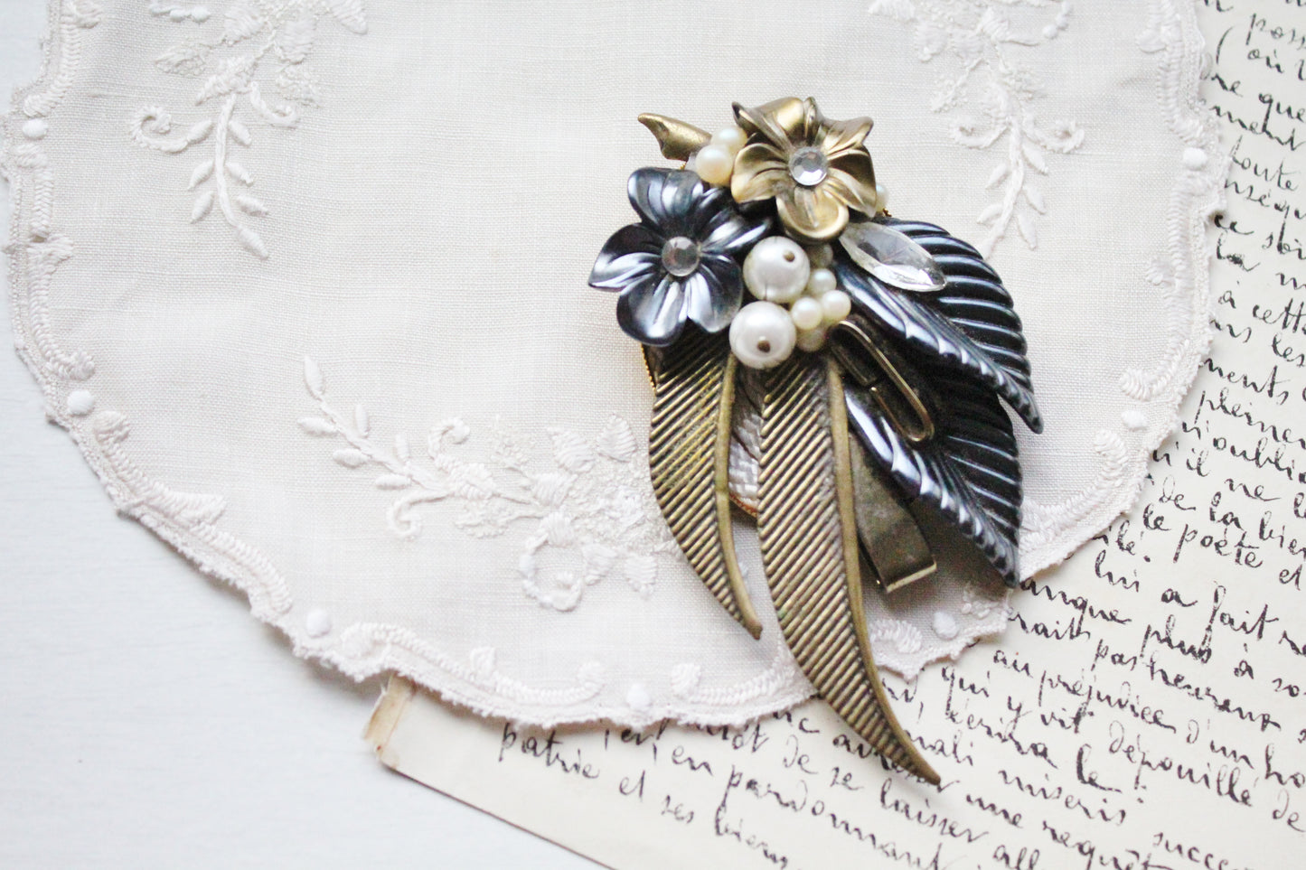 Vintage mid-century boutonniere style brooch