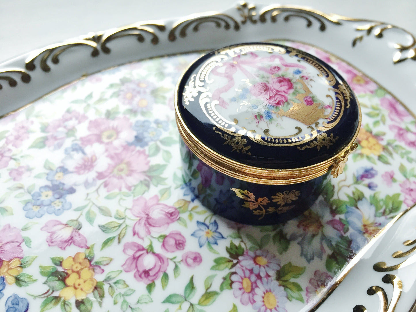 1950s - 1960s Vintage Handpainted Procelain Box