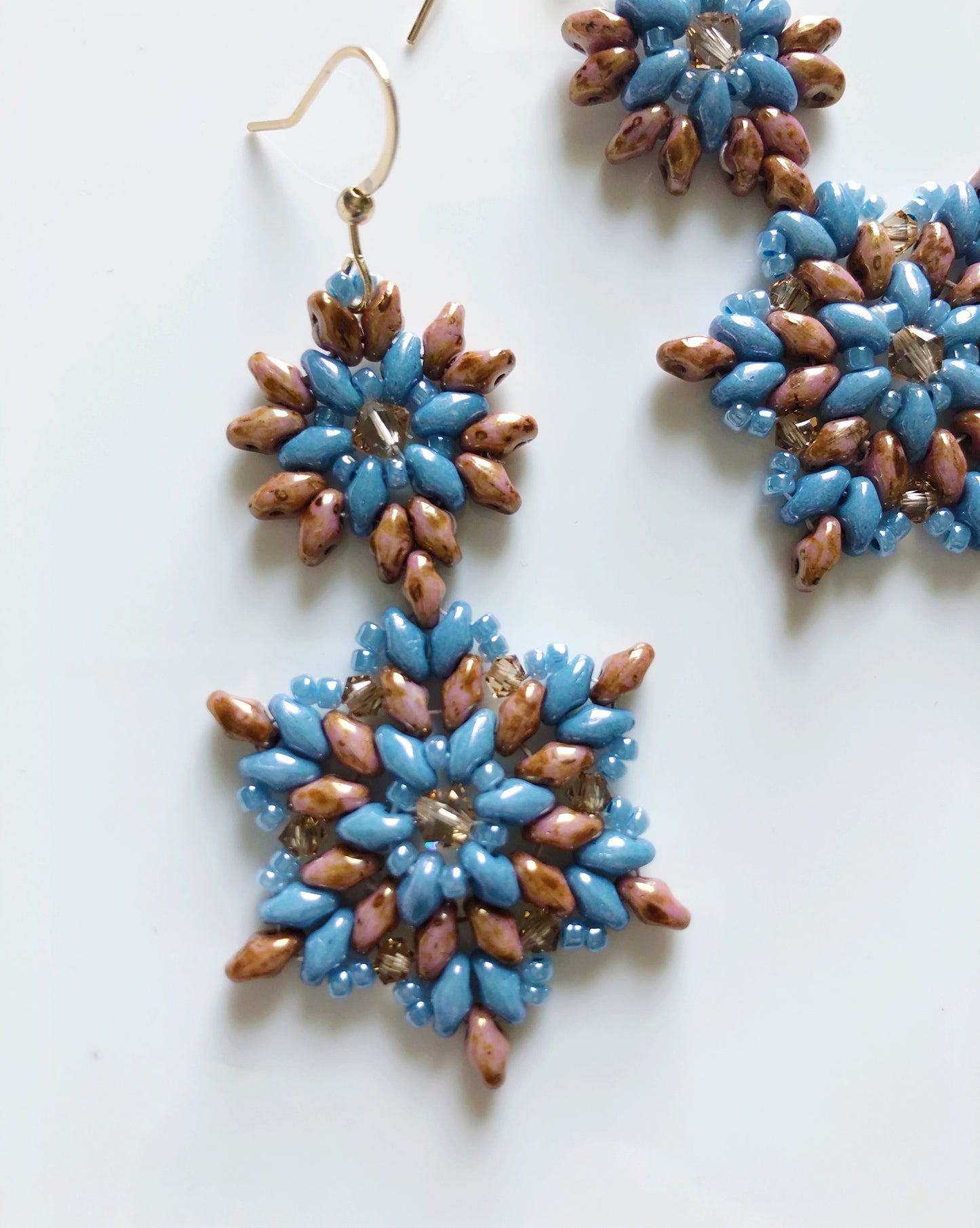 Snowflakes glass and crystals earrings in blue and brown