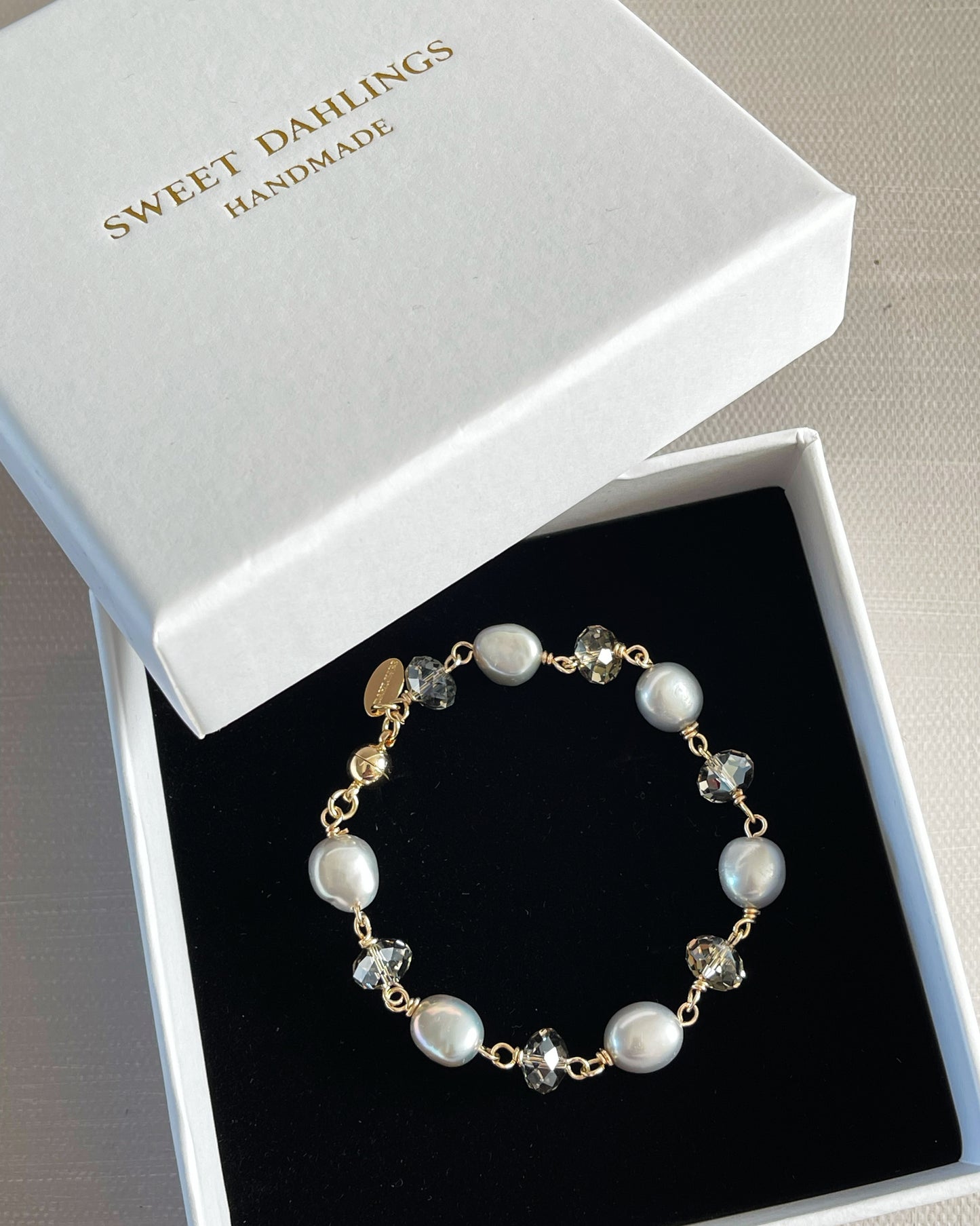 The chandelier bracelet in grey freshwater pearls