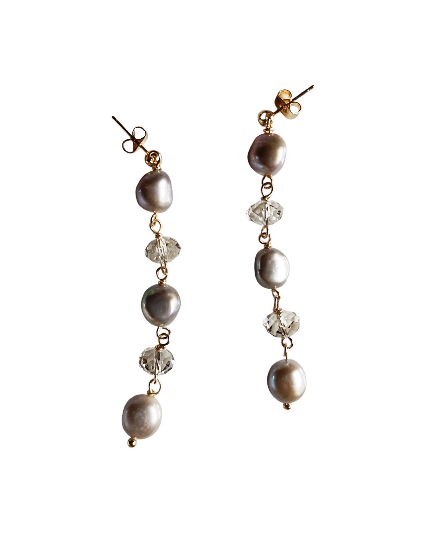 The chandelier earrings in grey freshwater pearls