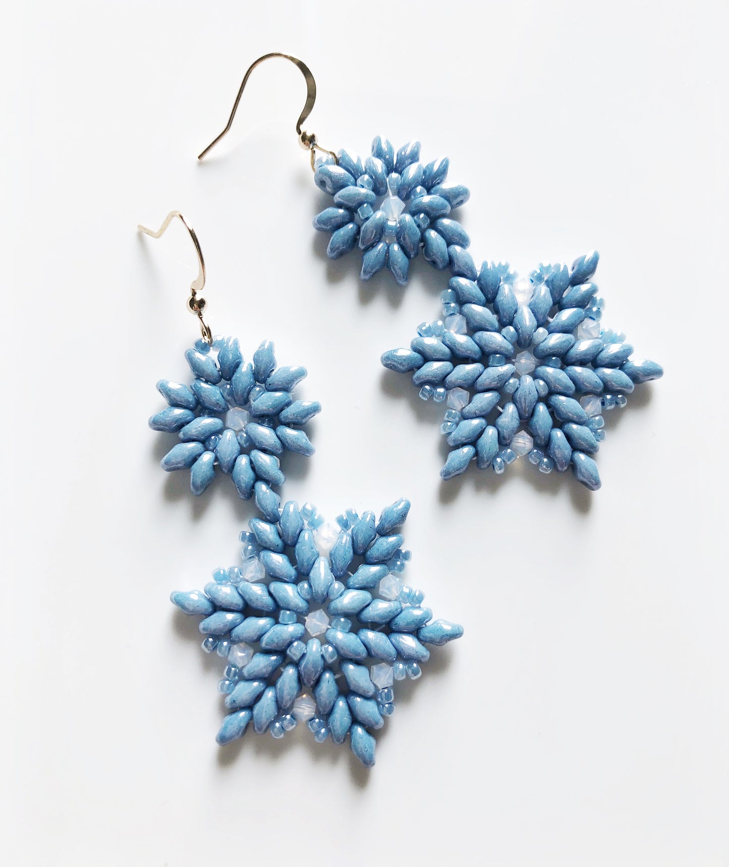 Snowflakes glass and crystals earrings in blue