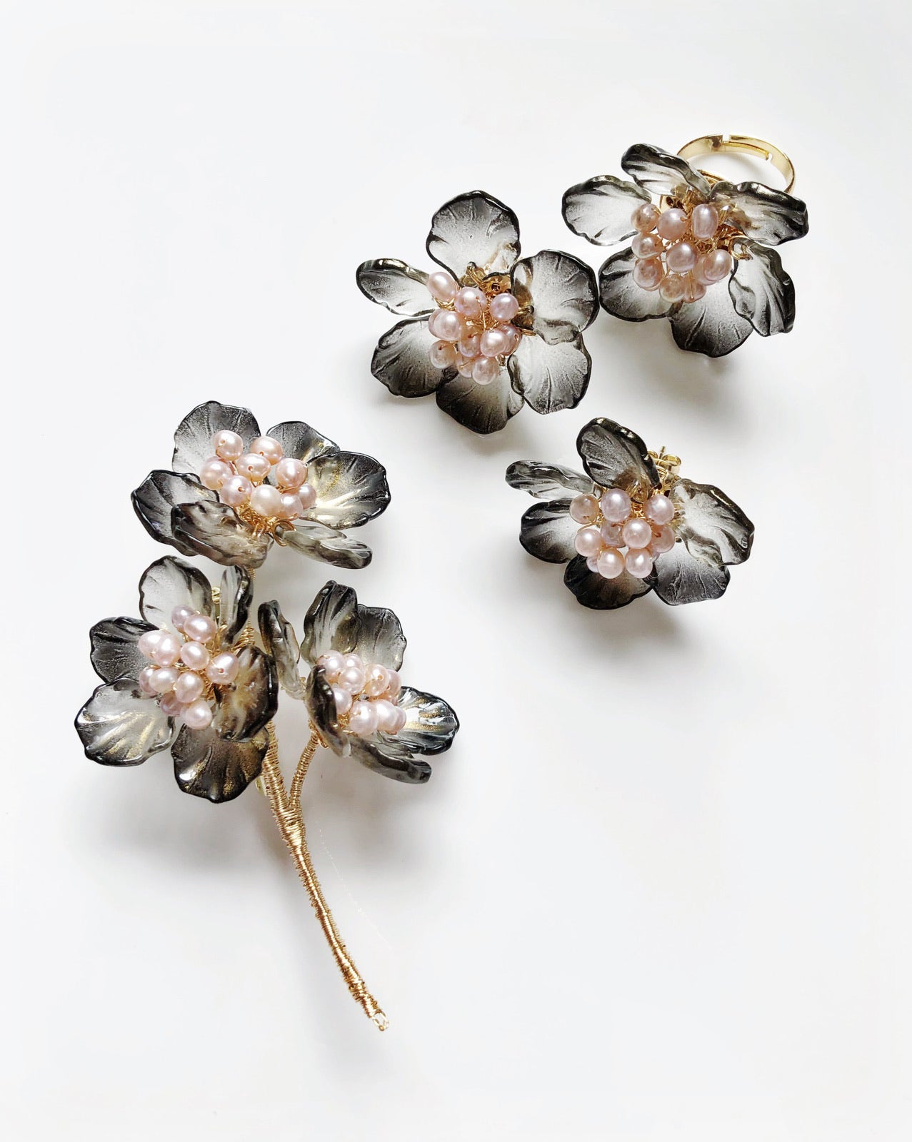 The Sisters glass and freshwater pearls floral brooch in black
