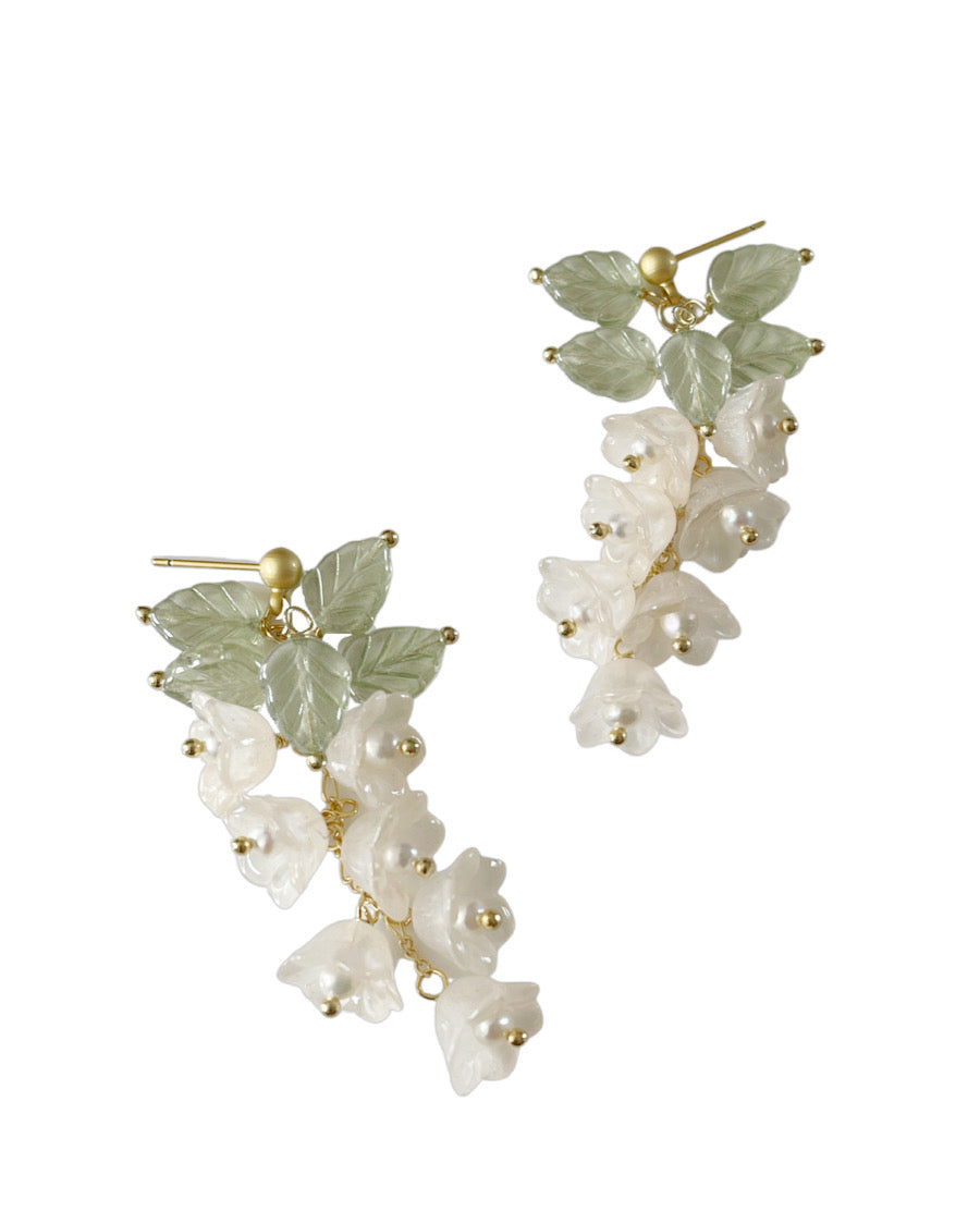 Canterbury bell flowers earrings in cream