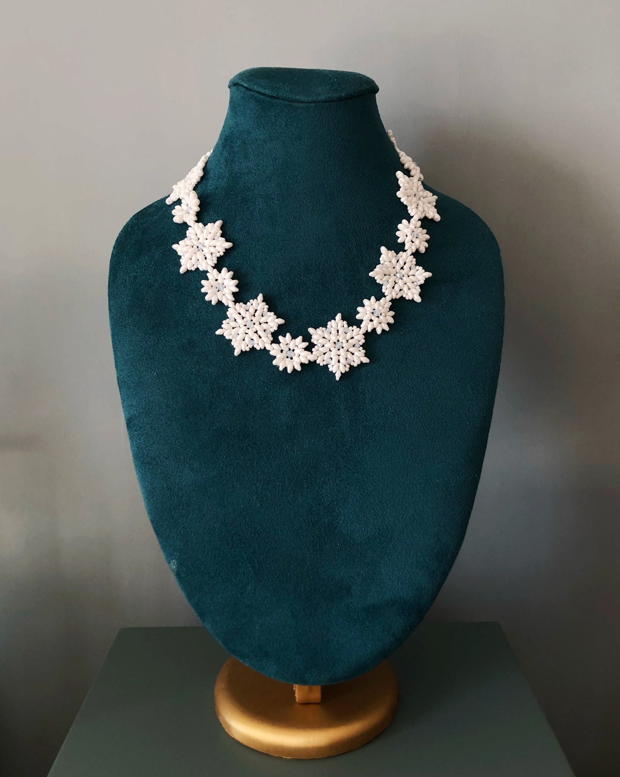 Snowflakes glass and crystals necklace in white