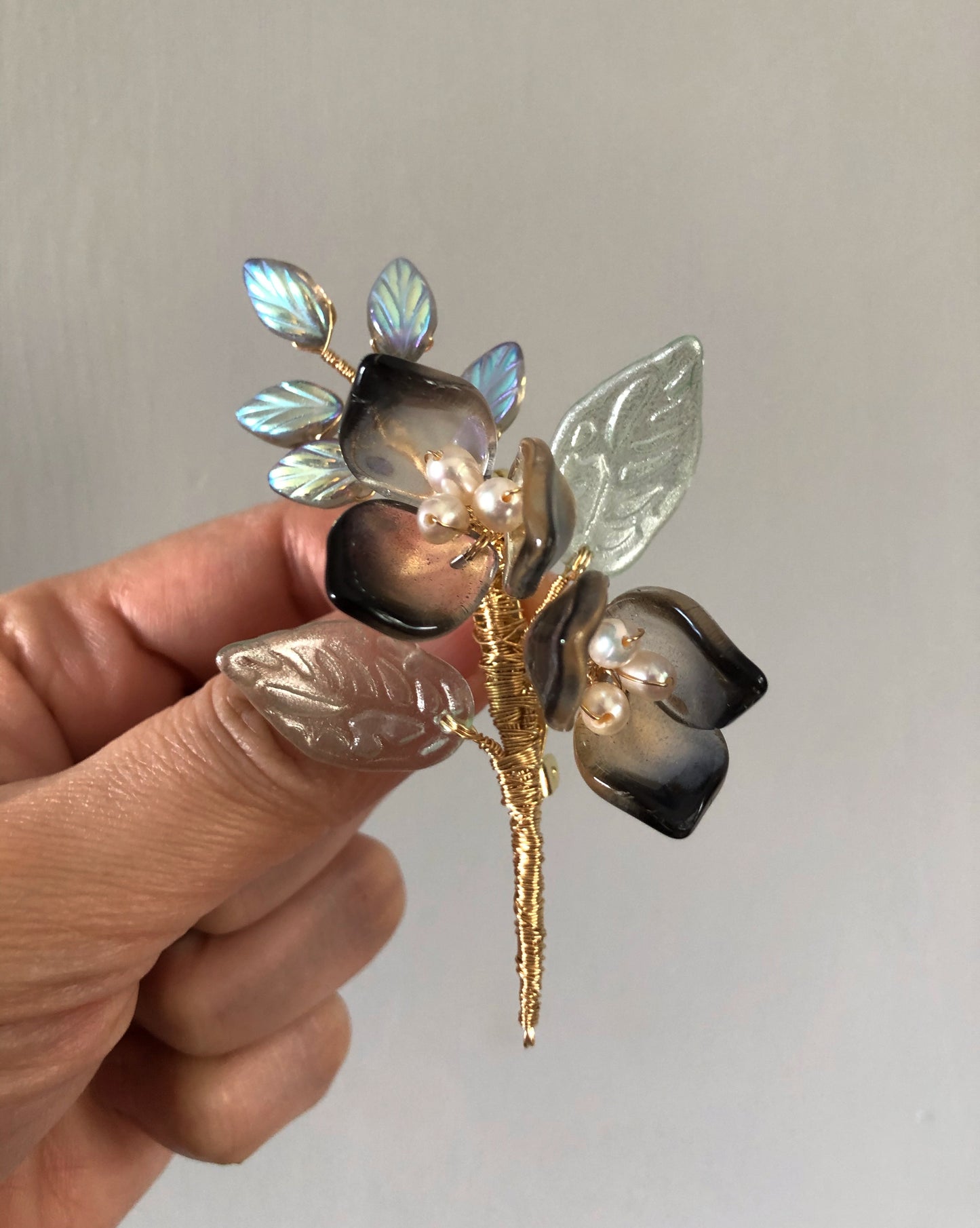 “Thank You” mini bouquet baby lily brooch in black and gold