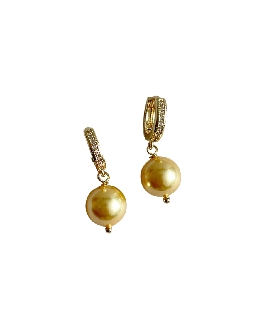 Big pearl huggies in Swarovski crystal gold pearls