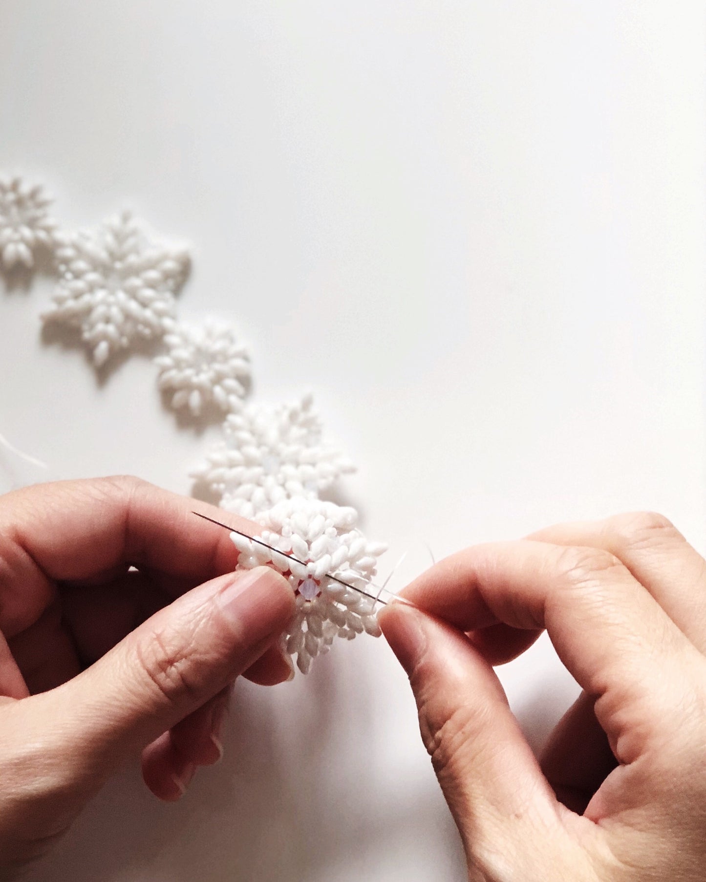 Snowflakes glass and crystals necklace in white