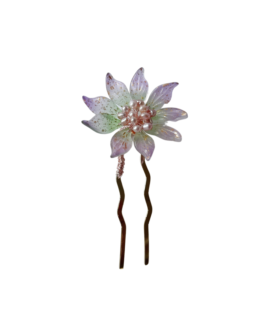 Simple purple dahlia hairpin in glass and freshwater pearls