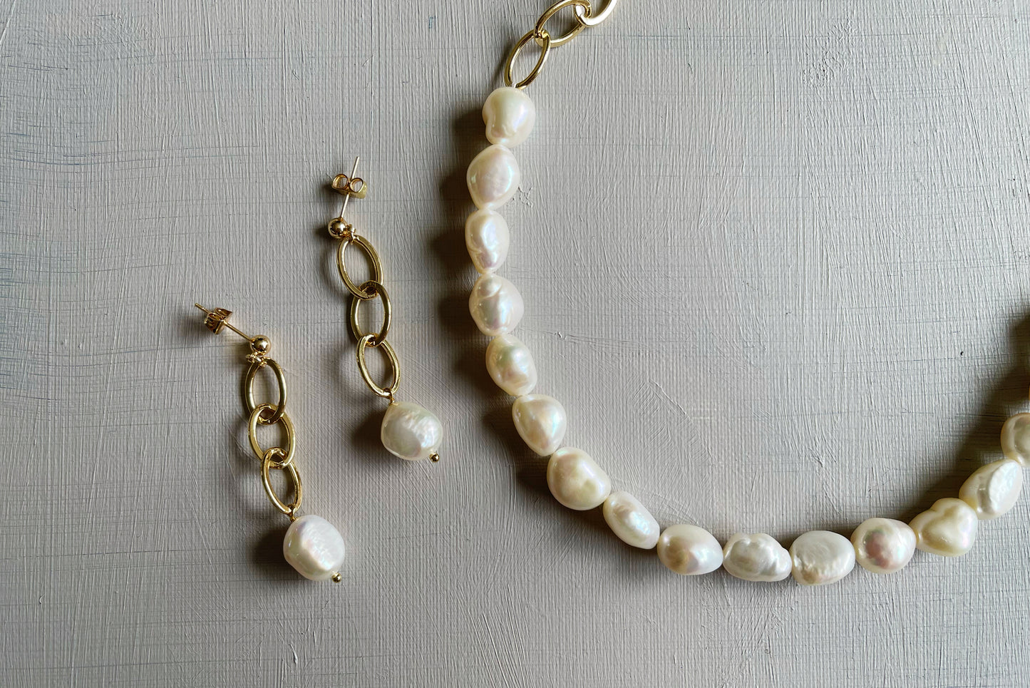 The Contrast Collection - Big freshwater pearl and chain earrings