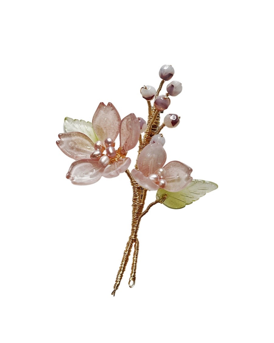 Someiyoshino sakura and blossoms bouquet brooch in antique pink