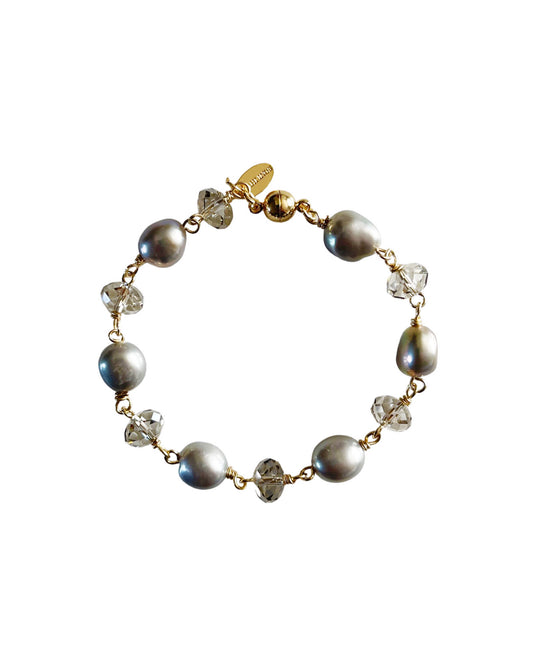 The chandelier bracelet in grey freshwater pearls
