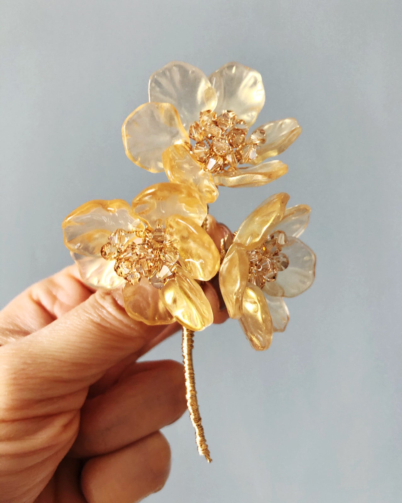 《The Sisters》Festive floral brooch in gold