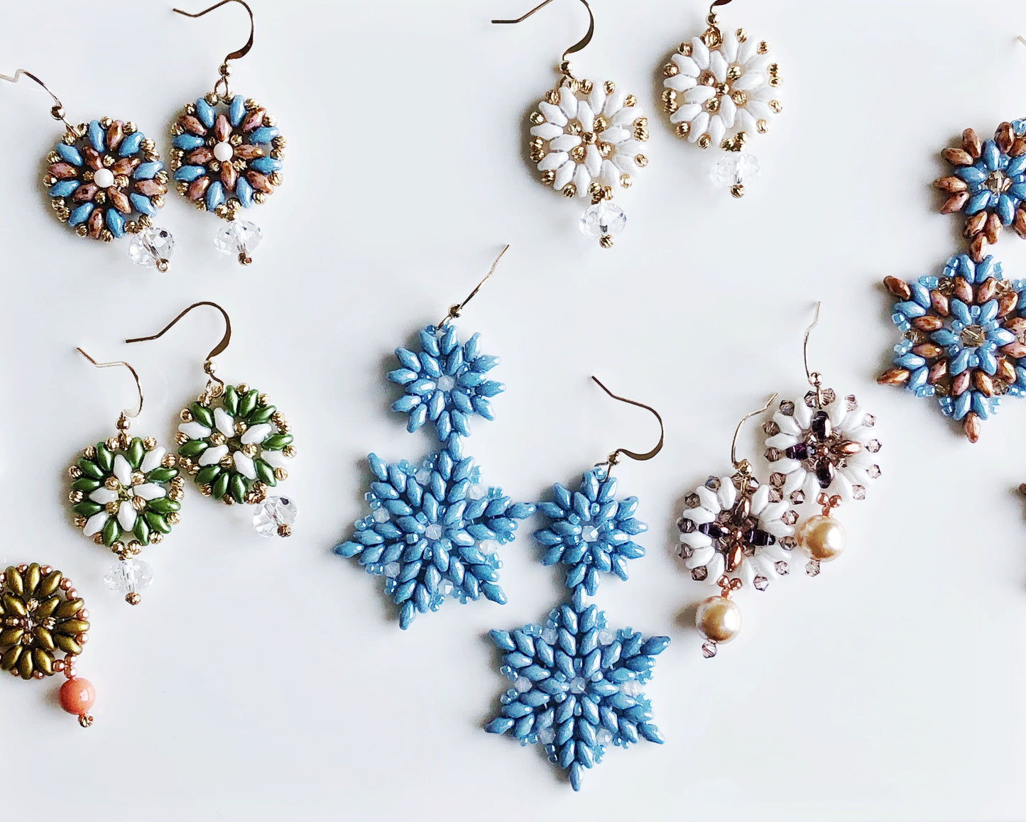 Snowflakes glass and crystals earrings in blue