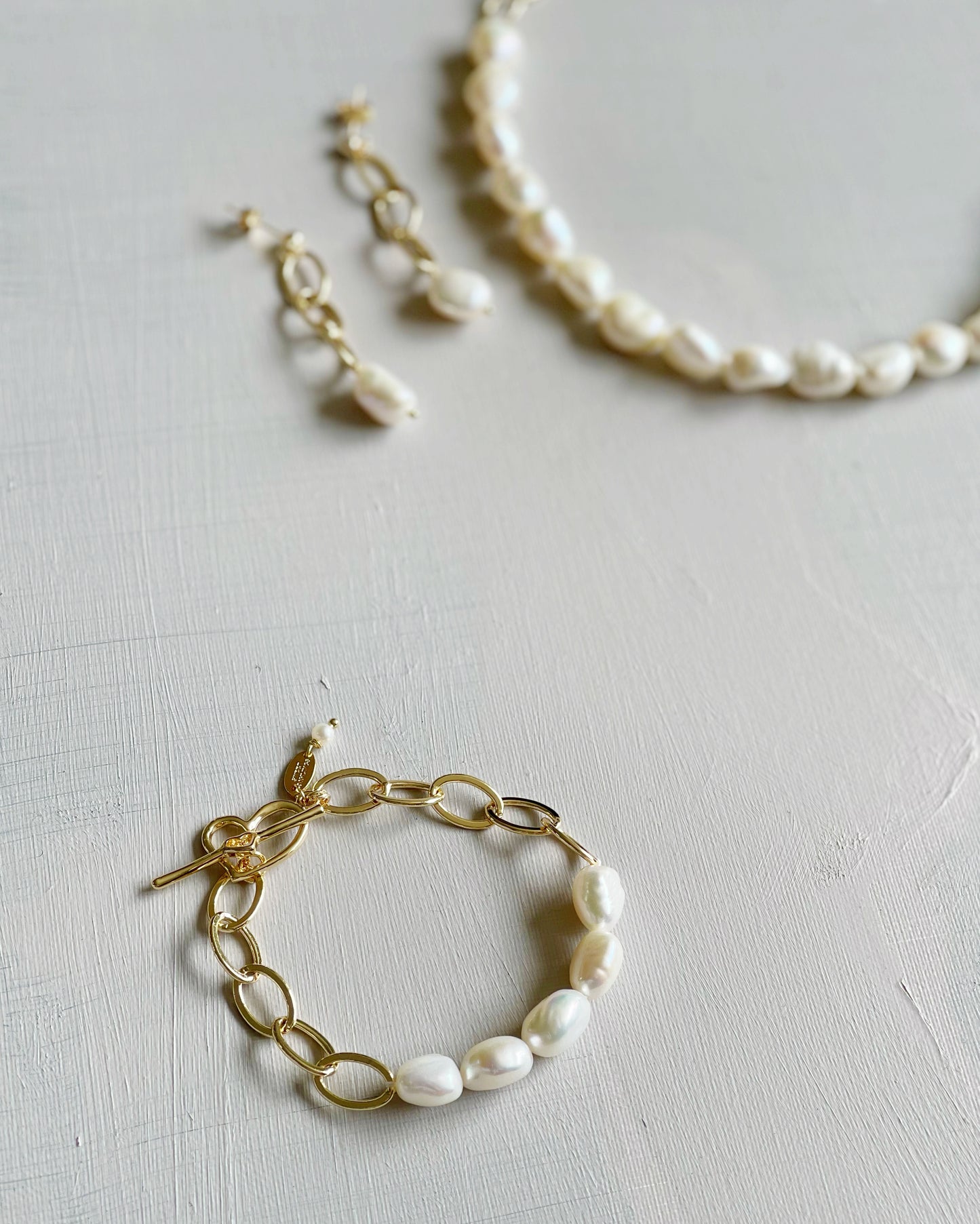 The Contrast Collection - Big freshwater pearl and chain earrings