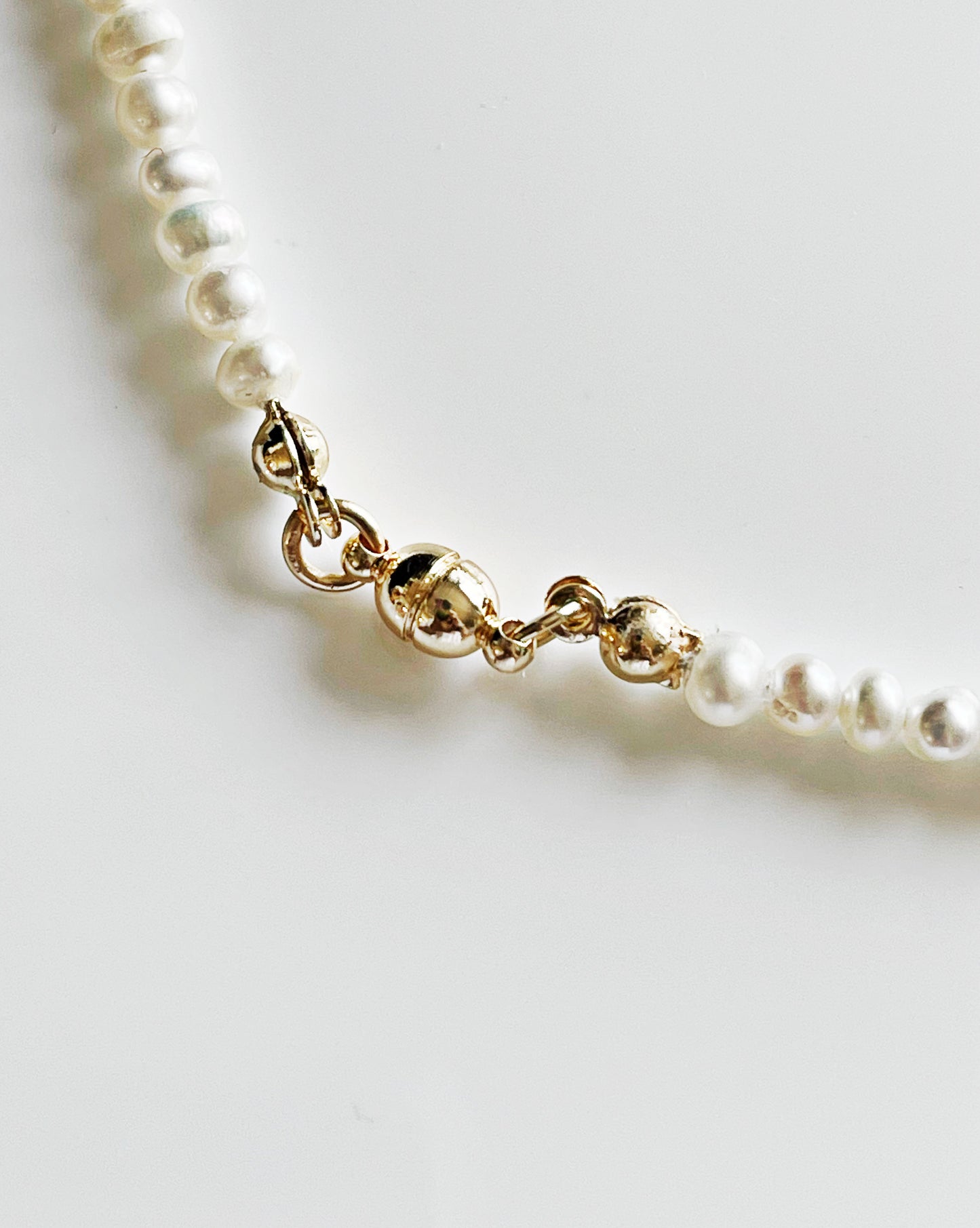 Classic freshwater pearls necklace in white (small)